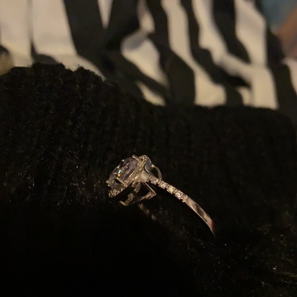 Size 8 ring NEW Silver ring with sparkly gemstone - Picture 4 of 4